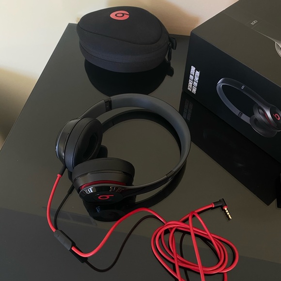 NEW Beats Solo2 Wired On-Ear Headphones-Black - Picture 3 of 7